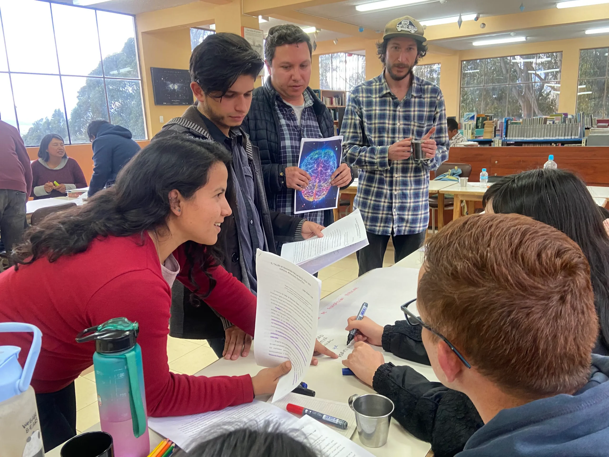 Estudiantes del INEPE participan en una actividad de aprendizaje colaborativo que integra formación e investigación, promoviendo la ecología, la cultura y la participación comunitaria.