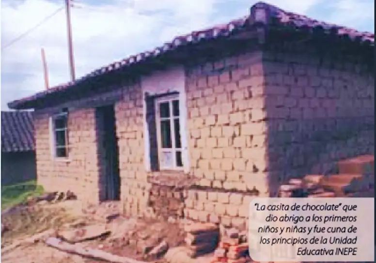 La casita de chocolate”, la pequeña choza campesina que dio vida a la primera escuelita improvisada y acogió a los primeros niños y niñas del proyecto educativo INEPE.