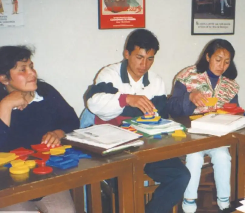 Educadores en una capacitación del INEPE manipulando materiales pedagógicos durante una sesión de la Escuela de Formación de Educadores Populares.