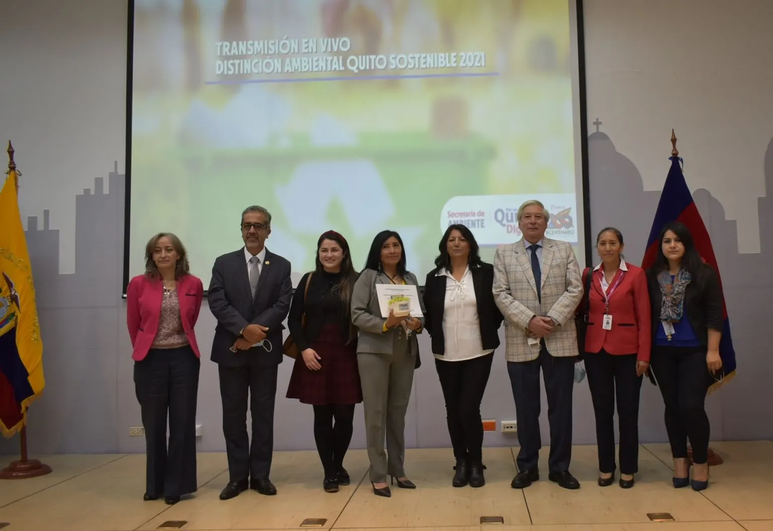 Representantes del INEPE posan durante la ceremonia oficial de entrega de la Distinción Ambiental Quito Sostenible 2021, otorgada por el Municipio de Quito.