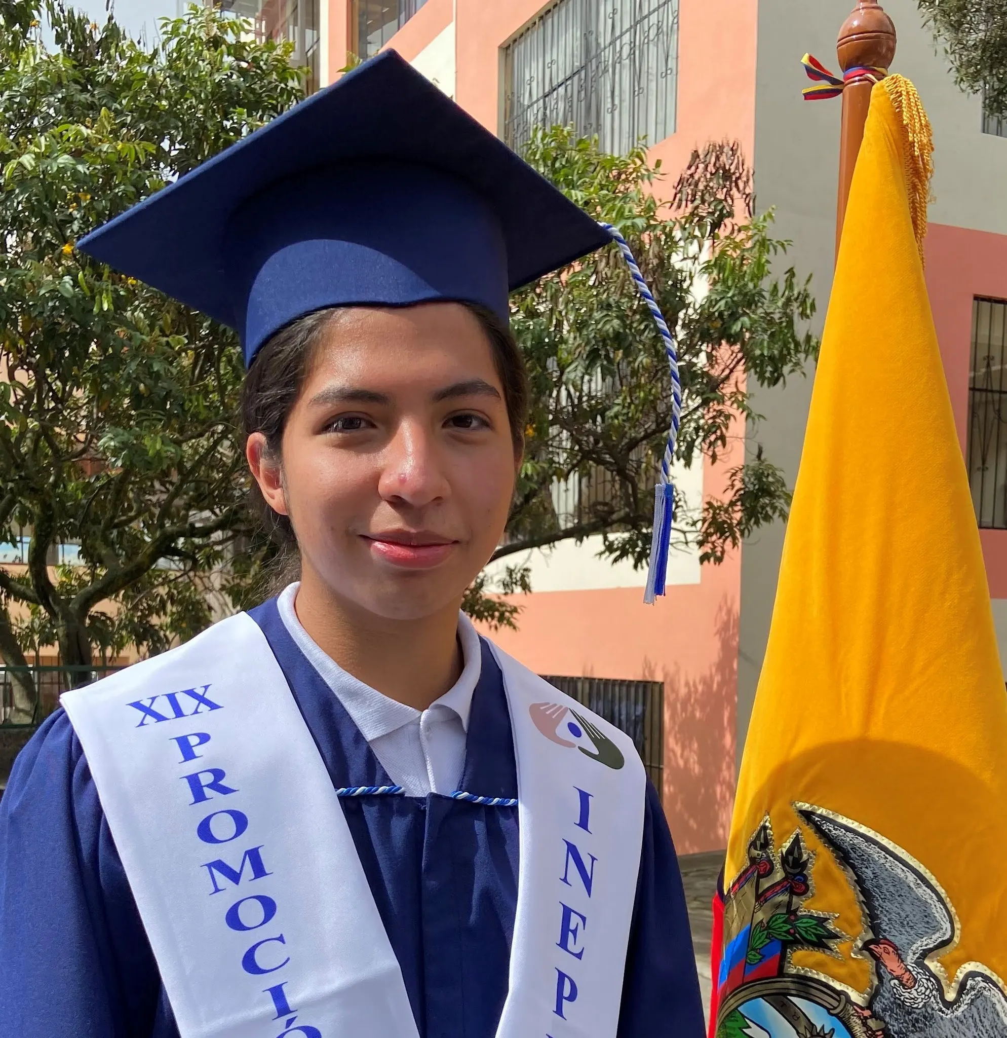 Estudiante destacado del INEPE, posa frente a la cámara tras su reconocimiento por su excelencia académica.